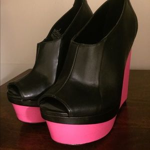Rock & Republic wedge
